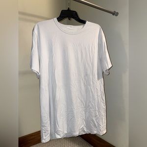 Lululemon - Men’s T-Shirt - Size: Large - light grey - barely worn